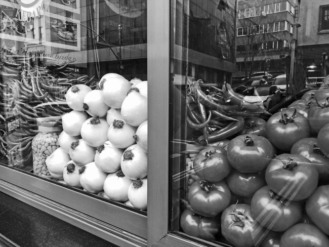 Иллюстрация к книге — На берегах Босфора. Стамбул в рецептах, историях и криках чаек [i_035.jpg]