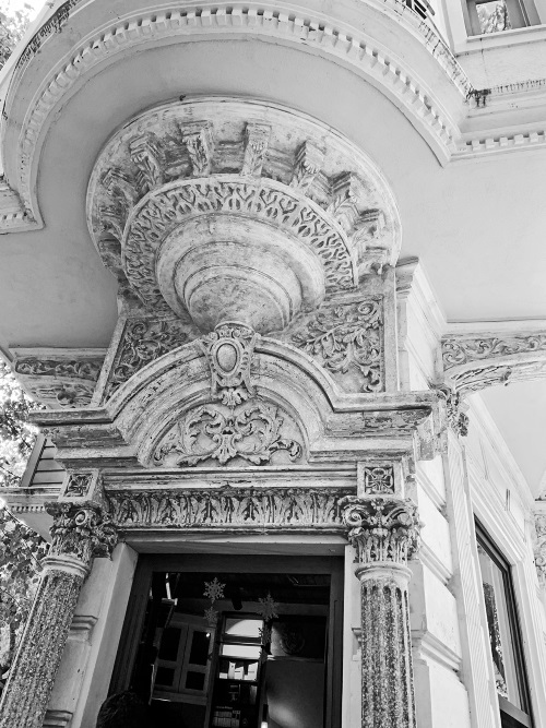 Иллюстрация к книге — На берегах Босфора. Стамбул в рецептах, историях и криках чаек [i_058.jpg]