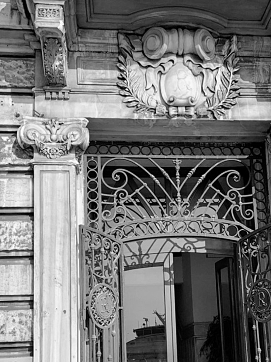 Иллюстрация к книге — На берегах Босфора. Стамбул в рецептах, историях и криках чаек [i_069.jpg]