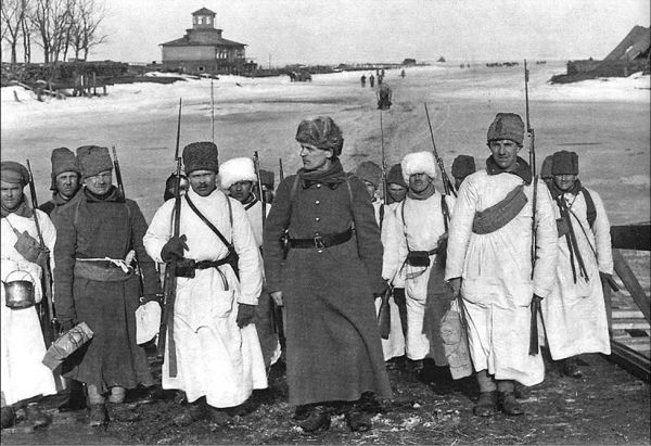 Иллюстрация к книге — Мифы и правда Кронштадтского мятежа. Матросская контрреволюция 1918–1921 гг. [i_021.jpg]