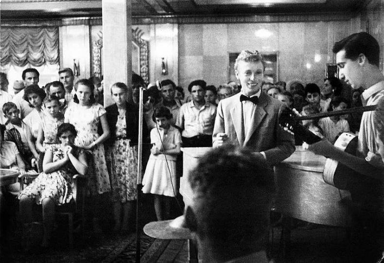 Иллюстрация к книге — Валерий Ободзинский. Цунами советской эстрады [i_016.jpg]