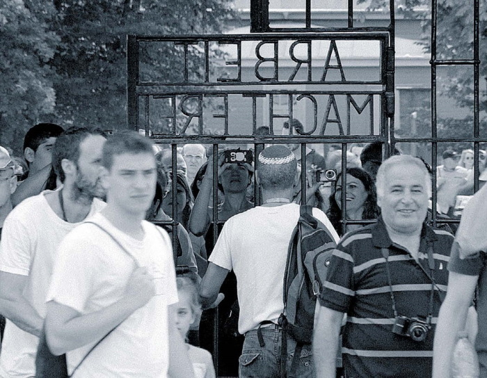 Иллюстрация к книге — Миражи советского. Очерки современного кино [i_016.jpg]