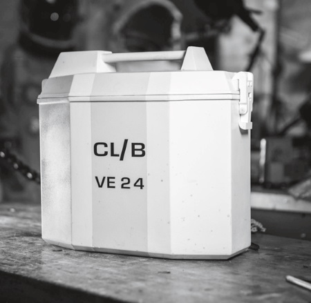 Иллюстрация к книге — Каждый инструмент – молоток. Правила жизни и творчества бессменного ведущего «Разрушителей легенд» [i_010.jpg]