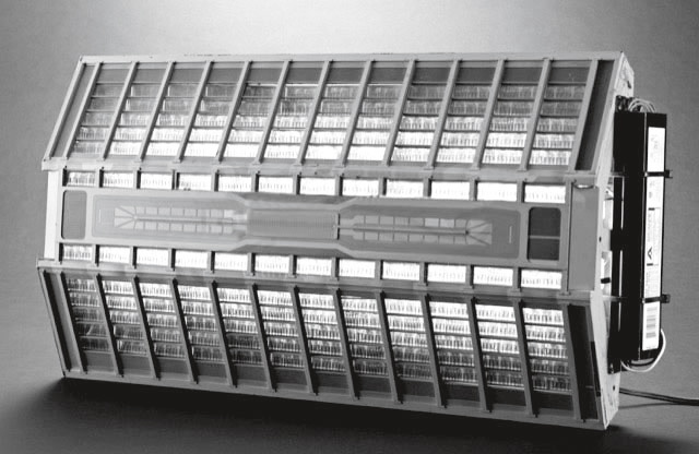 Иллюстрация к книге — Каждый инструмент – молоток. Правила жизни и творчества бессменного ведущего «Разрушителей легенд» [i_018.jpg]