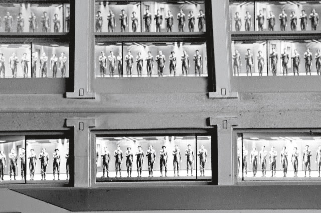 Иллюстрация к книге — Каждый инструмент – молоток. Правила жизни и творчества бессменного ведущего «Разрушителей легенд» [i_019.jpg]