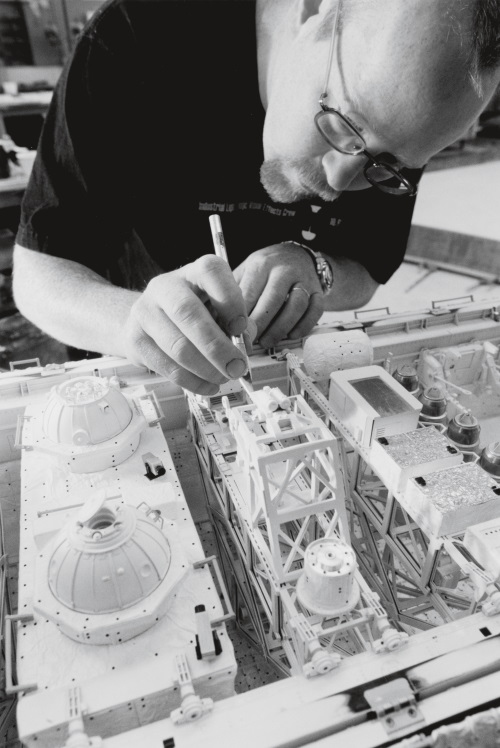 Иллюстрация к книге — Каждый инструмент – молоток. Правила жизни и творчества бессменного ведущего «Разрушителей легенд» [i_022.jpg]