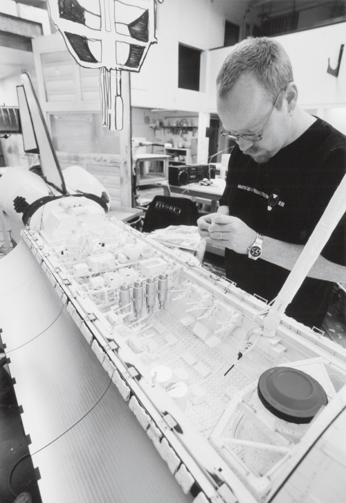 Иллюстрация к книге — Каждый инструмент – молоток. Правила жизни и творчества бессменного ведущего «Разрушителей легенд» [i_026.jpg]