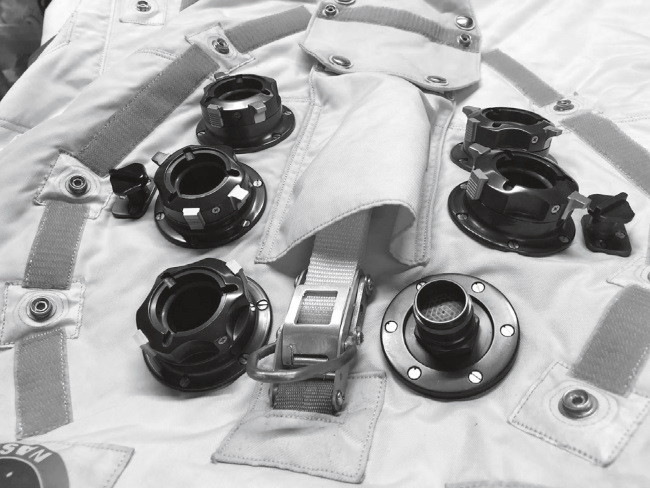 Иллюстрация к книге — Каждый инструмент – молоток. Правила жизни и творчества бессменного ведущего «Разрушителей легенд» [i_042.jpg]