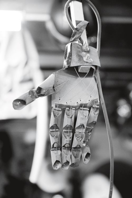 Иллюстрация к книге — Каждый инструмент – молоток. Правила жизни и творчества бессменного ведущего «Разрушителей легенд» [i_053.jpg]