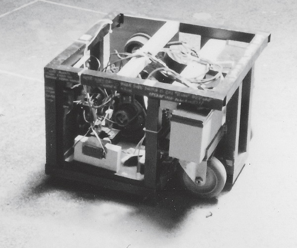 Иллюстрация к книге — Каждый инструмент – молоток. Правила жизни и творчества бессменного ведущего «Разрушителей легенд» [i_054.jpg]