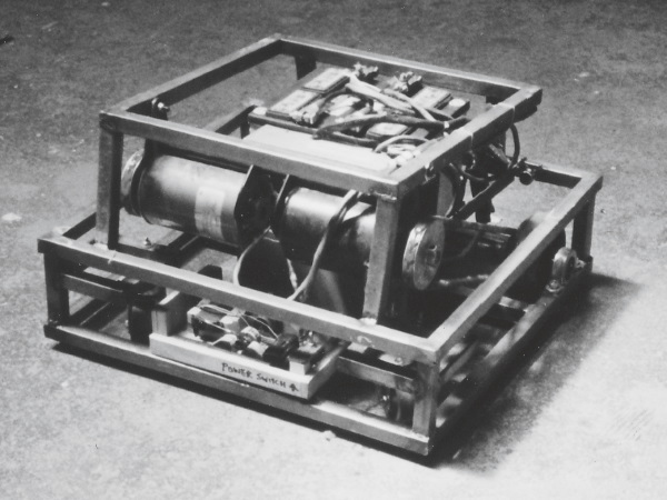 Иллюстрация к книге — Каждый инструмент – молоток. Правила жизни и творчества бессменного ведущего «Разрушителей легенд» [i_055.jpg]