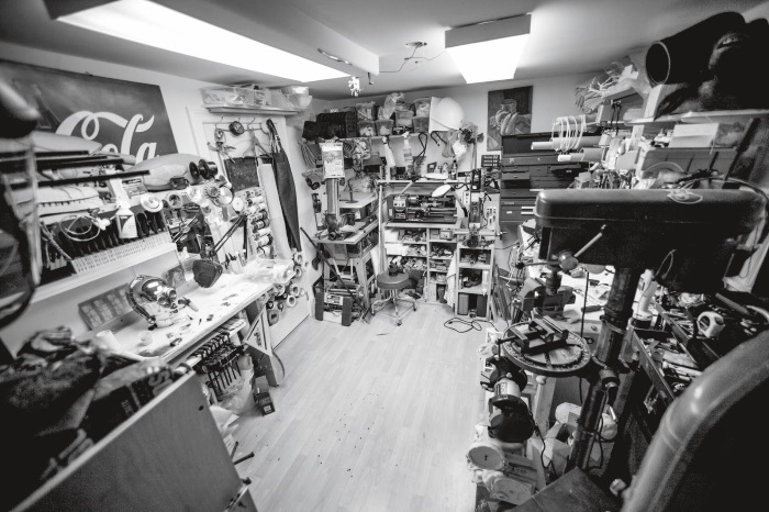 Иллюстрация к книге — Каждый инструмент – молоток. Правила жизни и творчества бессменного ведущего «Разрушителей легенд» [i_064.jpg]