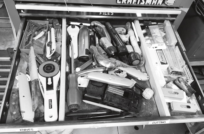 Иллюстрация к книге — Каждый инструмент – молоток. Правила жизни и творчества бессменного ведущего «Разрушителей легенд» [i_067.jpg]