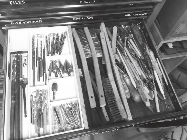 Иллюстрация к книге — Каждый инструмент – молоток. Правила жизни и творчества бессменного ведущего «Разрушителей легенд» [i_069.jpg]