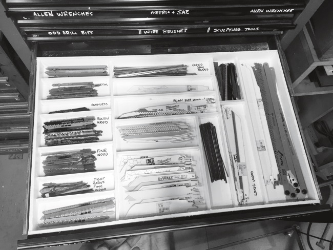 Иллюстрация к книге — Каждый инструмент – молоток. Правила жизни и творчества бессменного ведущего «Разрушителей легенд» [i_071.jpg]