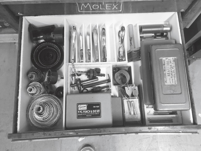 Иллюстрация к книге — Каждый инструмент – молоток. Правила жизни и творчества бессменного ведущего «Разрушителей легенд» [i_072.jpg]