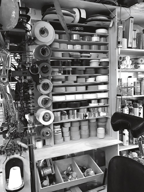 Иллюстрация к книге — Каждый инструмент – молоток. Правила жизни и творчества бессменного ведущего «Разрушителей легенд» [i_074.jpg]