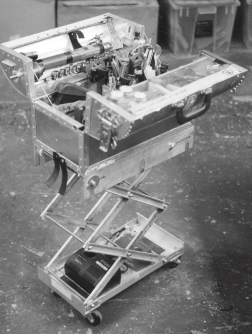 Иллюстрация к книге — Каждый инструмент – молоток. Правила жизни и творчества бессменного ведущего «Разрушителей легенд» [i_081.jpg]