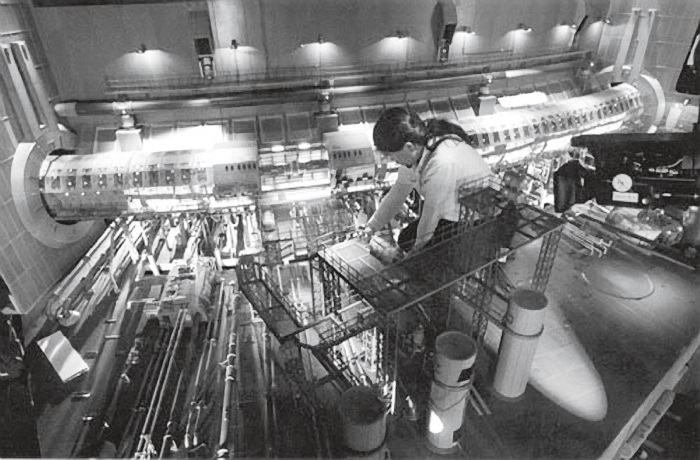 Иллюстрация к книге — Каждый инструмент – молоток. Правила жизни и творчества бессменного ведущего «Разрушителей легенд» [i_085.jpg]