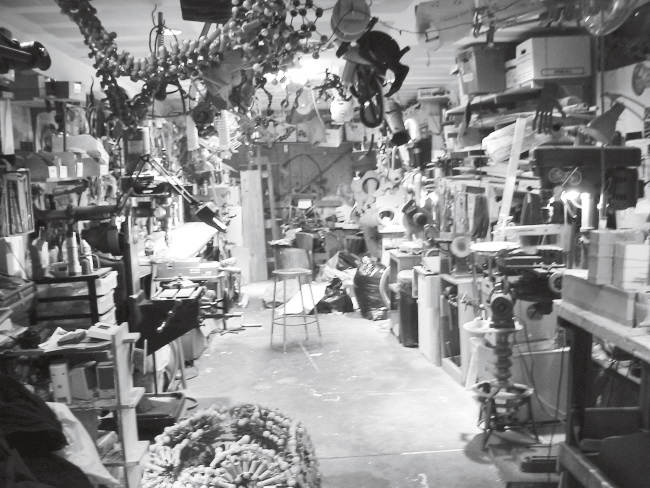 Иллюстрация к книге — Каждый инструмент – молоток. Правила жизни и творчества бессменного ведущего «Разрушителей легенд» [i_091.jpg]