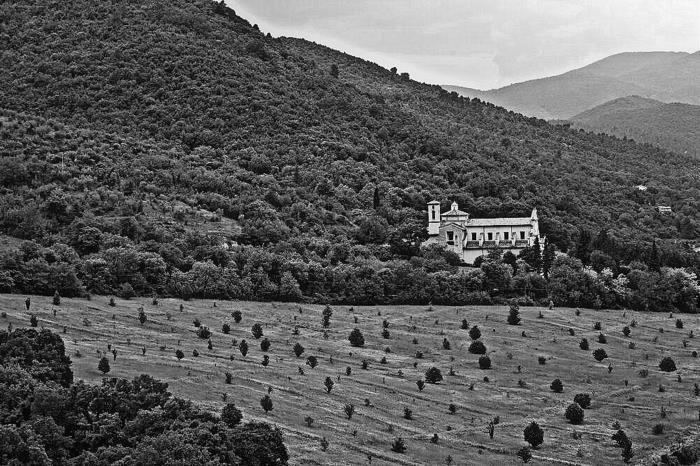 Иллюстрация к книге — Умбрия – зеленое сердце Италии. Тайна старого аббатства и печенье святого Франциска [i_025.jpg]