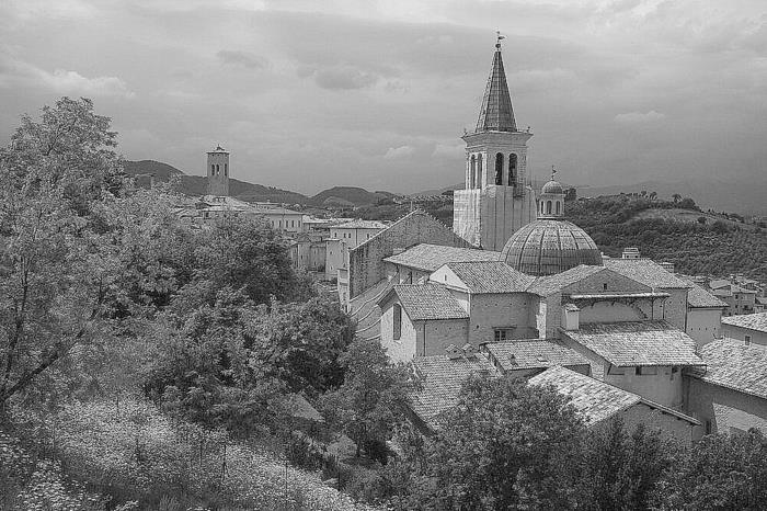 Иллюстрация к книге — Умбрия – зеленое сердце Италии. Тайна старого аббатства и печенье святого Франциска [i_047.jpg]