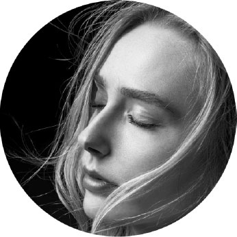 Иллюстрация к книге — Женщина в бегах [i_001.jpg]