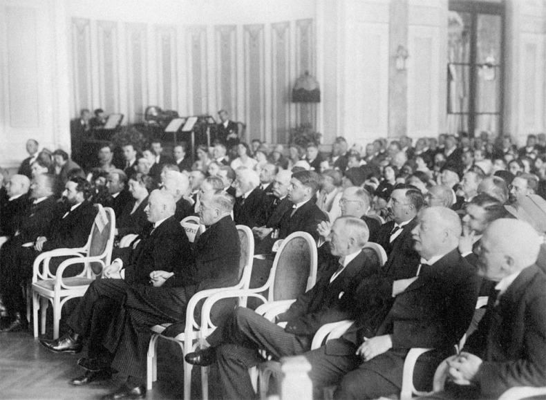 Иллюстрация к книге — Время магов. Великое десятилетие философии. 1919-1929 [i_026.jpg]