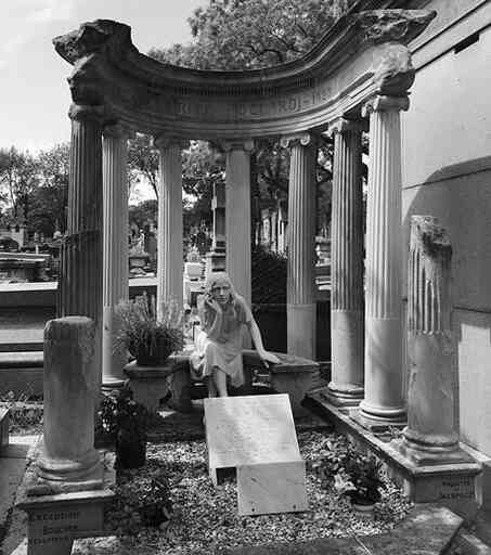 Иллюстрация к книге — Музеи смерти. Парижские и московские кладбища [i_013.jpg]