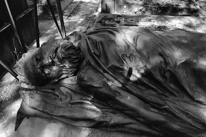 Иллюстрация к книге — Музеи смерти. Парижские и московские кладбища [i_021.jpg]