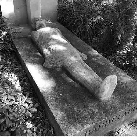 Иллюстрация к книге — Музеи смерти. Парижские и московские кладбища [i_042.jpg]