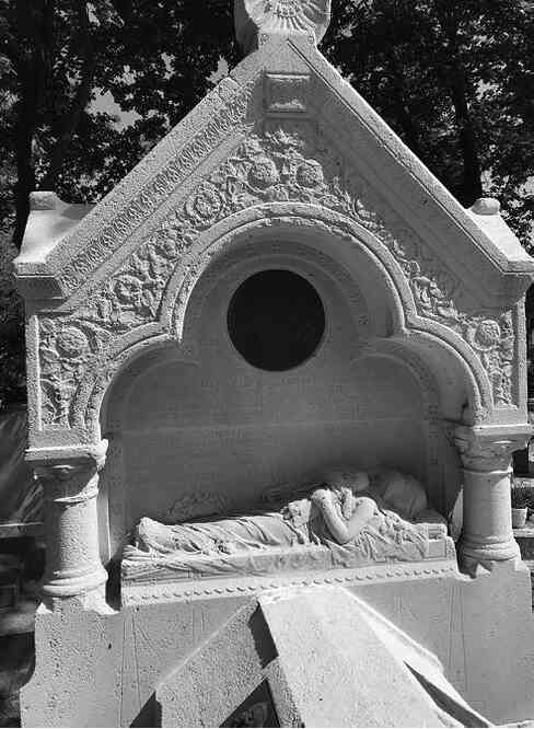 Иллюстрация к книге — Музеи смерти. Парижские и московские кладбища [i_052.jpg]