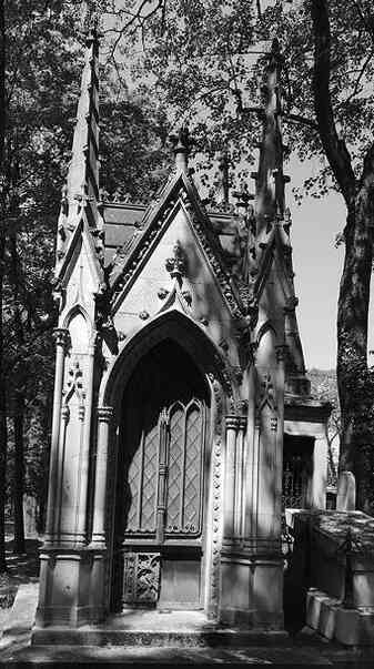 Иллюстрация к книге — Музеи смерти. Парижские и московские кладбища [i_068.jpg]