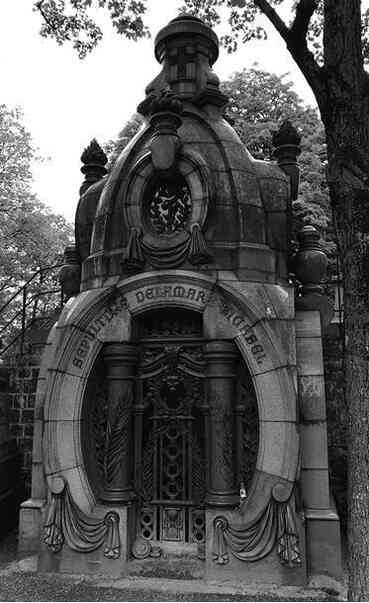 Иллюстрация к книге — Музеи смерти. Парижские и московские кладбища [i_069.jpg]