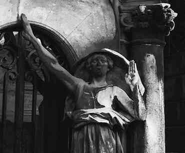 Иллюстрация к книге — Музеи смерти. Парижские и московские кладбища [i_086.jpg]