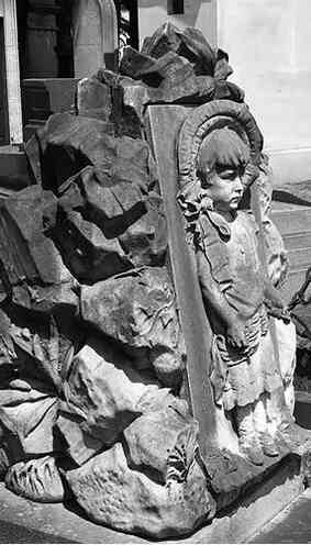 Иллюстрация к книге — Музеи смерти. Парижские и московские кладбища [i_091.jpg]