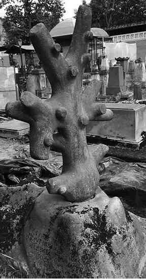 Иллюстрация к книге — Музеи смерти. Парижские и московские кладбища [i_104.jpg]