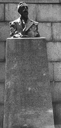 Иллюстрация к книге — Музеи смерти. Парижские и московские кладбища [i_121.jpg]