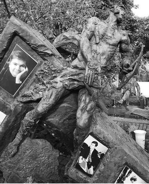 Иллюстрация к книге — Музеи смерти. Парижские и московские кладбища [i_164.jpg]