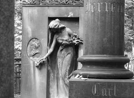 Иллюстрация к книге — Музеи смерти. Парижские и московские кладбища [i_176.jpg]