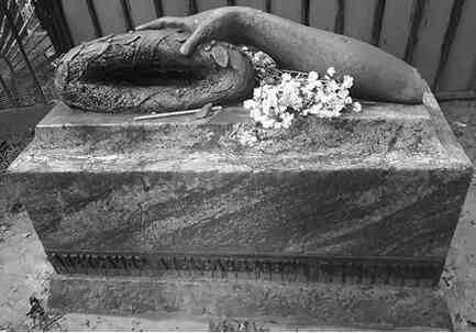 Иллюстрация к книге — Музеи смерти. Парижские и московские кладбища [i_210.jpg]