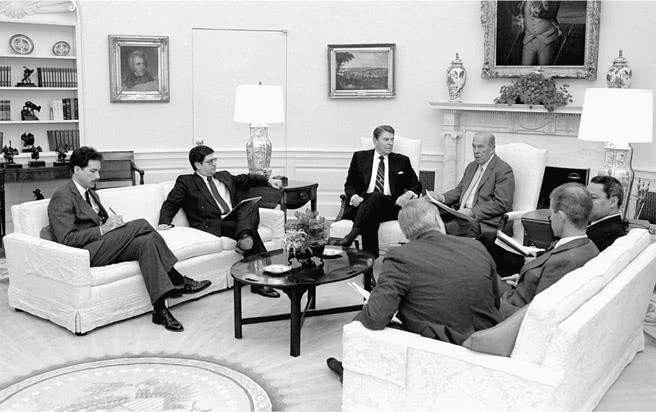 Иллюстрация к книге — Невидимая сила. Как работает американская дипломатия [i_042.jpg]