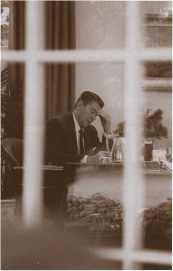 Иллюстрация к книге — Рейган [i_030.jpg]