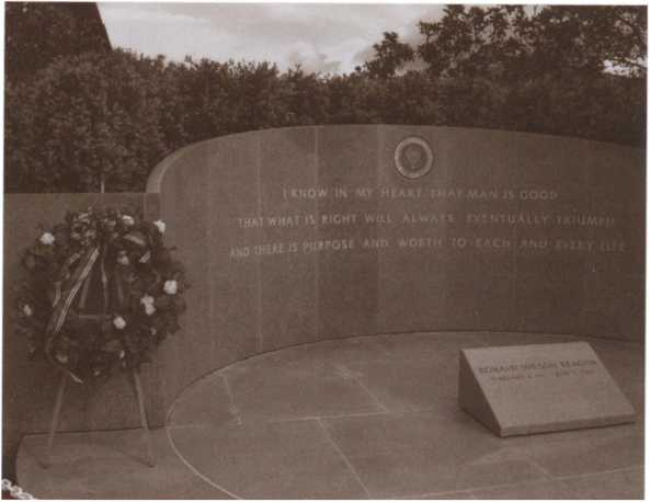 Иллюстрация к книге — Рейган [i_061.jpg]