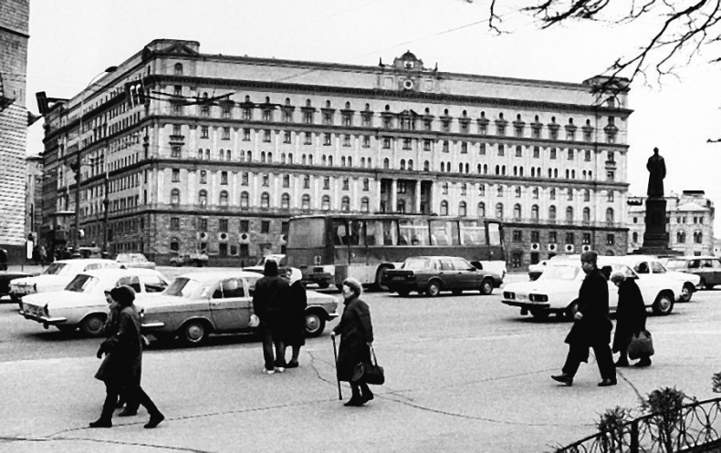 Иллюстрация к книге — Шпион и предатель. Самая громкая шпионская история времен холодной войны [i_007.jpg]