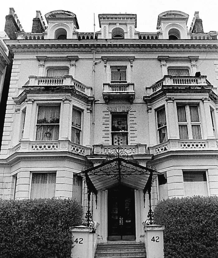 Иллюстрация к книге — Шпион и предатель. Самая громкая шпионская история времен холодной войны [i_042.jpg]