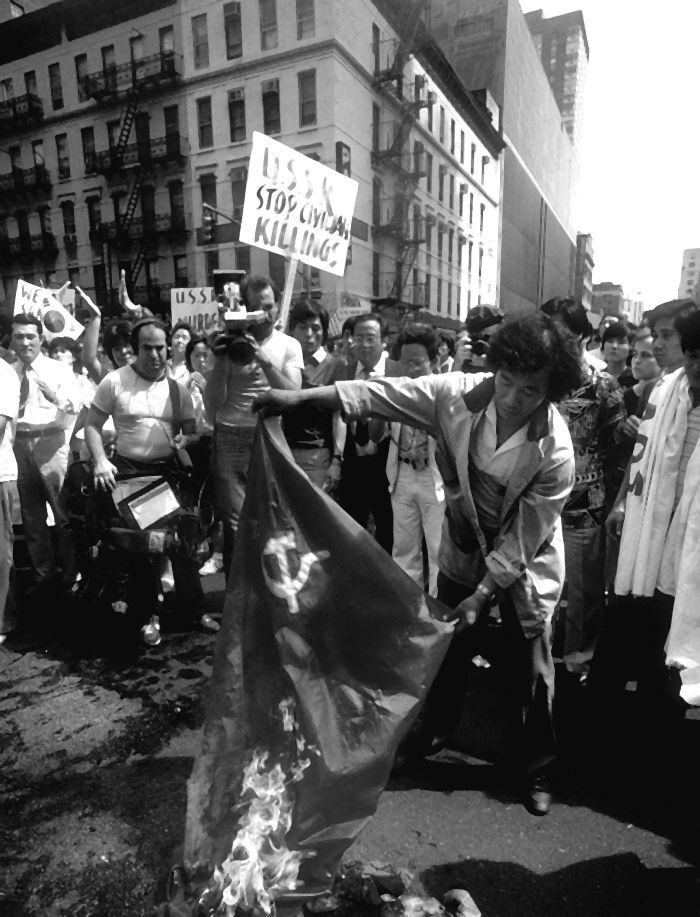 Иллюстрация к книге — Шпион и предатель. Самая громкая шпионская история времен холодной войны [i_046.jpg]