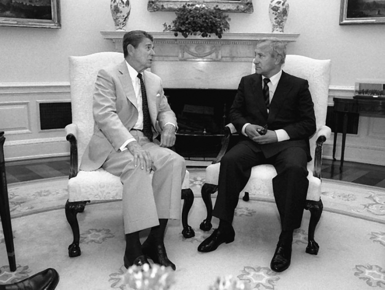 Иллюстрация к книге — Шпион и предатель. Самая громкая шпионская история времен холодной войны [i_060.jpg]