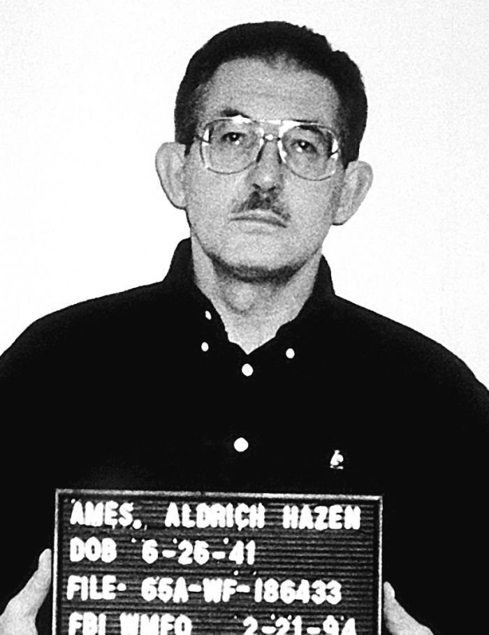 Иллюстрация к книге — Шпион и предатель. Самая громкая шпионская история времен холодной войны [i_065.jpg]