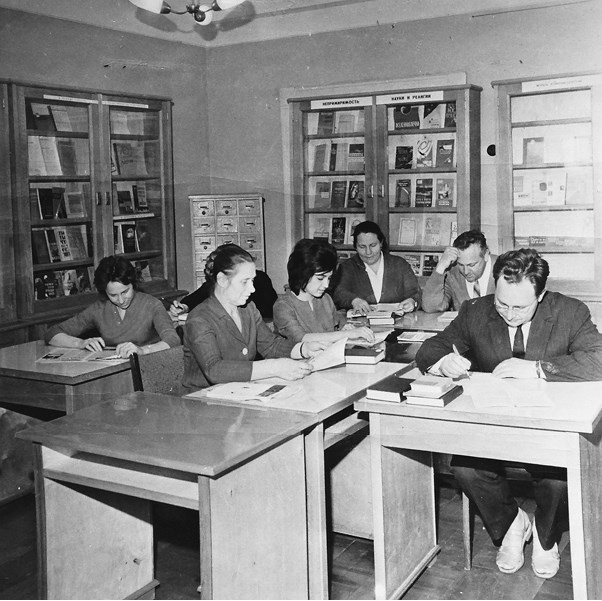 Иллюстрация к книге — Свято место пусто не бывает: история советского атеизма [b00000472.jpg]